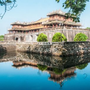 16907198 - gateway to purple forbbiden city in hue, vietnam