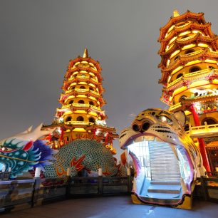 18676271 - dragon tiger tower in taiwan