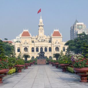 25966122 - statue of ho chi minh and the people's committee building, ho chi minh city, vietnam